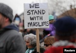 Ratusan pengunjuk rasa di Hamtramck, Michigan, memprotes pelarangan berkunjung ke AS sementara yang ditandatangani oleh Presiden Donald Trump, 29 Januari 2017. (Foto: Reuters)