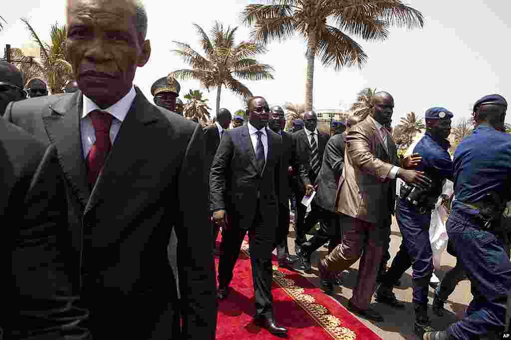 Senegal's newly inaugurated President Macky Sall, center, is surrounded by security as he leaves his swearing-in ceremony, at a hotel in Dakar, Senegal April 2, 2012. (AP)