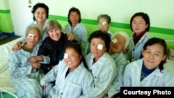 카타리나 젤웨거 씨가 북한에서 여성 백내장 환자들을 만났다. 사진 제공: 국제여성포럼(IMF)