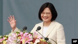 Presiden Taiwan Tsai Ing-wen melambaikan tangannya saat berpidato dalam upacara pelantikannya di Taipei (20/5). (AP/Chiang Ying-ying)