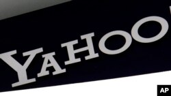 ARSIP – Foto yang diambil tanggal 25 Juli 2016 menampilkan logo Yahoo dan Verizon di sebuah laptop di North Andover, Mass. (foto: AP Photo/Elise Amendola, Arsip)