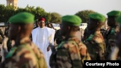 Le président nigérien Issoufou Mahamadou devant des militaires a la place d'armes de la zone de défense n°5 de Diffa, le 9 novembre 2019. (Crédit : Présidence de la république du Niger)