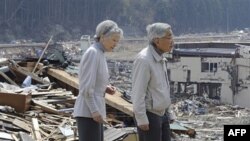 Nhật hoàng Akihito và Hoàng hậu Michiko đến thăm tỉnh Miyagi bị tàn phá nặng nề ở miền bắc Nhật Bản, ngày 27/4/2011