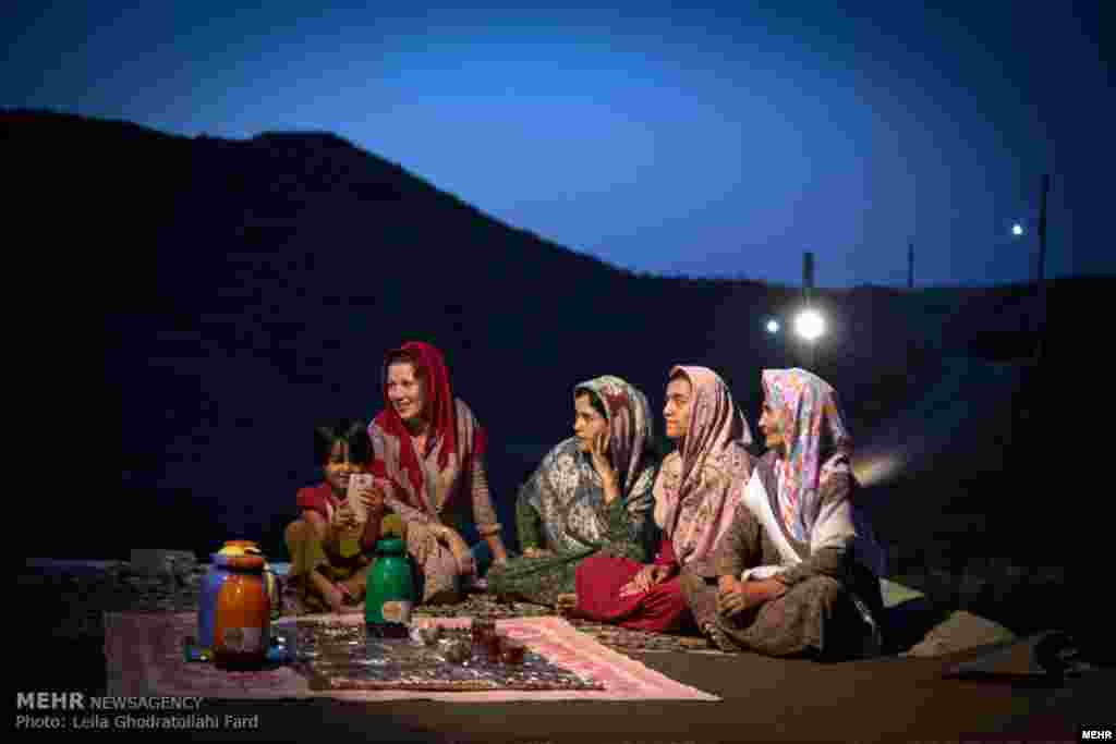 شب نشینی زنان ترکمن، در خراسان شمالی. عکس: لیلا قدرت‌اللهی‌ فرد