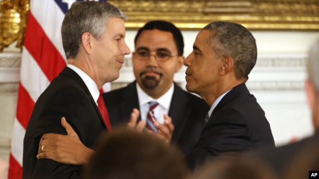El presidente Obama despide por todo lo alto al secretario de Educación Arne Duncan, quien anunció su renuncia este viernes. En la foto aparece al centro John King Jr., quien lo reemplazará en el cargo.