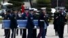 联合国军司令部的仪仗队在韩国首尔举行的仪式中抬着装有联合国军人遗骨的箱子，那些军人在1950年至1953年的朝鲜战争中丧生 （2016年4月28日）。
