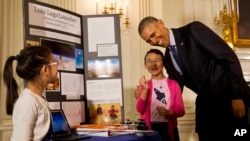 El gobierno de Obama anunció una serie de iniciativas para promover y facilitar el acceso de los estudiantes a programas de ciencia y tecnología en las escuelas.