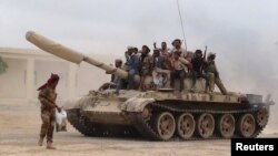 Pasukan yang setia kepada Presiden Yaman Abd-Rabbu Mansour Hadi memindahkan tank dari pangkalan udara al-Anad di provinsi Lahej, 24 Maret 2015 (REUTERS/Stringer)
