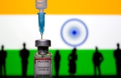 Foto ilustrasi jarum suntik dan ampul vaksin dengan latar bendera India. (Foto: Reuters)