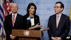 Nan l'ONU, Anbasadè Lèzetazini an, Nikki Haley (mitan), Ambasadè Japon an, Koro Bessho (agoch), ak Ambasadè Kore di Sid la, Cho Tae-yul, nan yon konferans pou laprès aprè yon rankont dijans Konsèy Sekirite l'ONU an sou sitiyasyon nan Preskil Kore a mèkredi 8 mas 2017 la. 