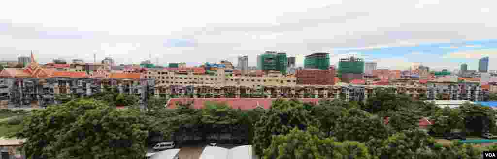 A panoramic view of Phnom Penh&#39;s White Building from behind​ on Friday, September 5, 2014. (Nov Povleakhena/VOA Khmer) 