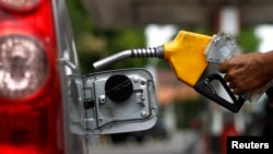 Nhân viên bơm xăng tại một trạm nhiên liệu tại Jakarta. Giới hữu trách Indonesia đã dành khoảng 20 tỷ đôla để trợ giá nhiên liệu trong năm nay, chiếm 15% tổng số ngân sách quốc gia.