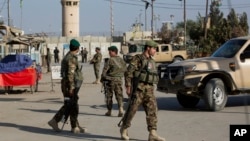 지난 12일 아프가니스탄 군인들이 카불 북부 바그람 미 공군기지 정문을 봉쇄하고 주변을 지키고 있다.