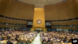 지난 12일 미국 뉴욕 유엔본부에서 의장국 슬로바키아의 미로슬라브 라이착 외무장관이 72차 유엔 총회
개막을 알리고 있다.