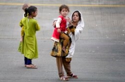 Anak-anak Afghanistan berjalan-jalan pada 30 Agustus 2021. (Foto: AP/Matthias Schrader)