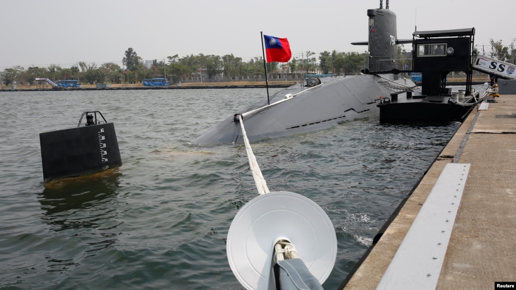 2017年3月21日,海龙级潜艇在台湾高雄海军基地。新闻评论人士、前美国《防务新闻》周刊驻亚洲记者站主任颜文德认为,高雄海军基地是中国轰-6轰炸机及055型导弹驱逐舰的“梦中基地”。