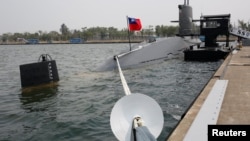台湾剑龙级海虎号(SS794)潜艇停靠在高雄的海军基地。（2017年3月21日）