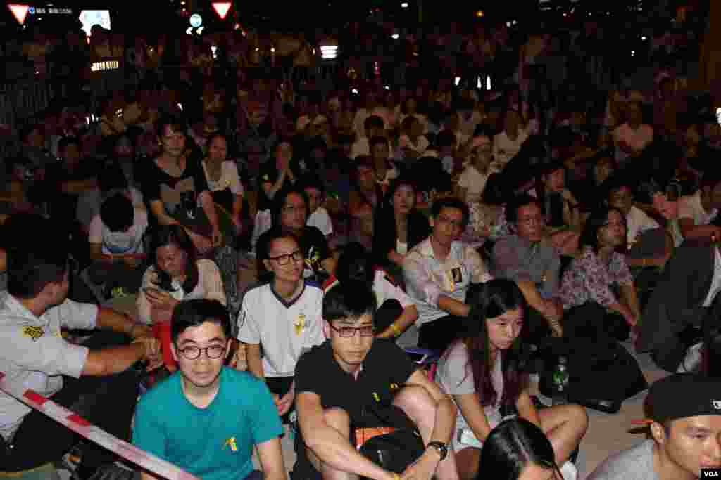 香港中学生首次自发罢课誓争真普选（美国之音海彦拍摄）
