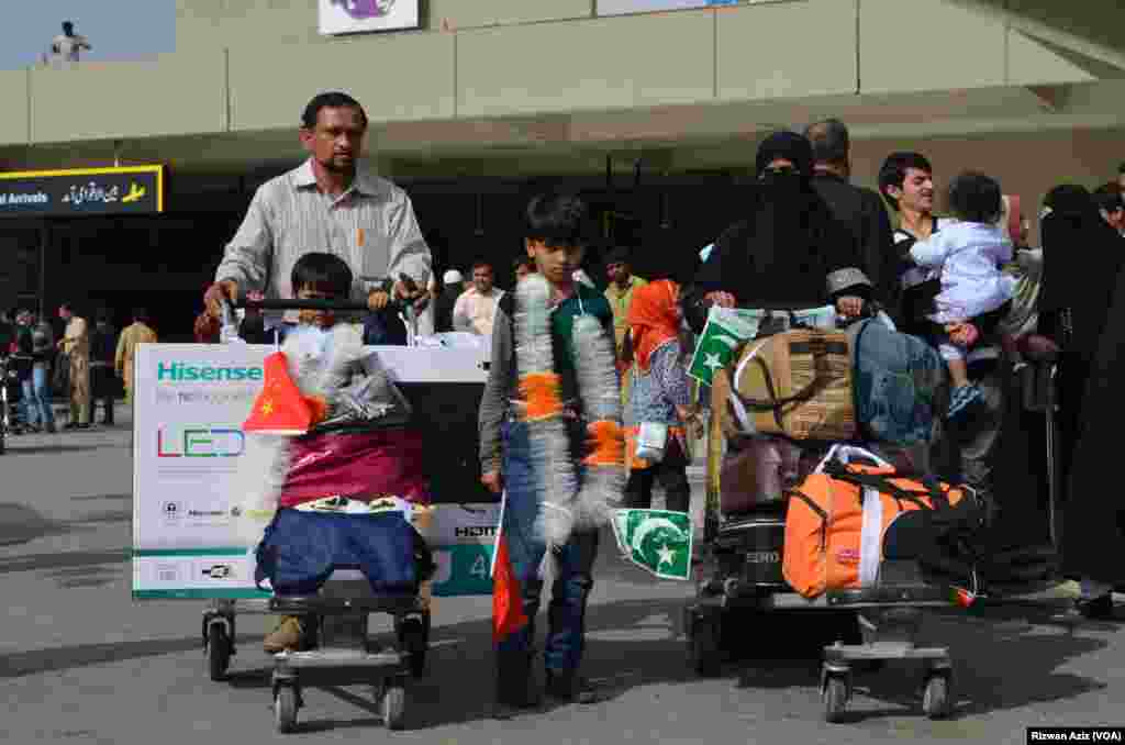 یمن میں لڑائی کے باعث محصور ہو جانے والے پاکستانیوں کو اپریل میں کئی خصوصی پروازوں کے ذریعے وطن واپس پہنچایا گیا تھا۔