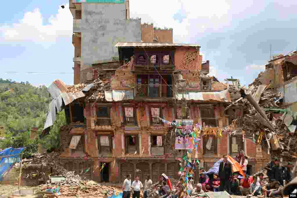 Nepal&#39;in başkenti Katmandu&#39;nun 27 kilometre uzağındaki Saku, depremle yer bir oldu. Kentteki ölü sayısı 250&#39;yi aşmış durumda. Tarihi kentteki evlerin %95&#39;i yıkıldı. Kalanların ise artçı bir sarsıntı yıkılması muhtemel. (The village of Saku, only 27 kilometers away from Katmandu is devastated by the recent earthquake. The death toll in the village rose to over 250. 95 percent of all buildings in the historic village have been destroyed.)