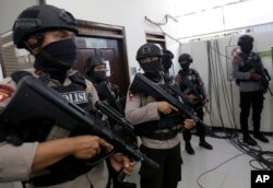 Petugas bersenjata bersiaga saat persidangan Aman Abdurrahman di Pengadilan Negeri Jakarta Selatan, Jakarta, Indonesia, Jumat, 18 Mei 2018 (foto: AP Photo/Tatan Syuflana)
