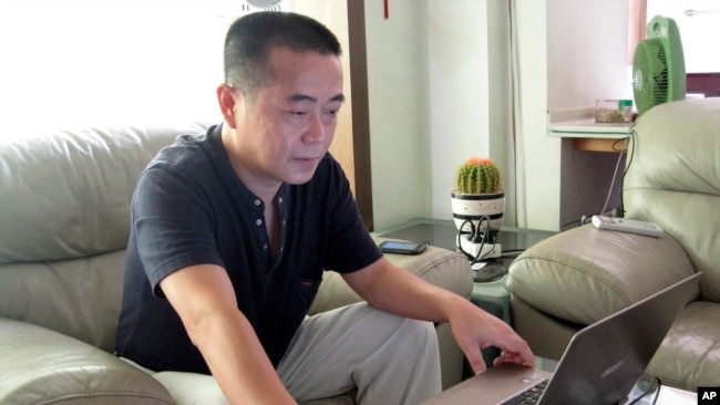 资料照片：维权人士黄琦在四川成都的家中。(2012年9月18日)