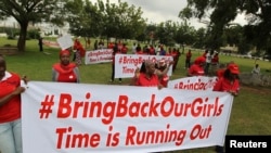 Demonstran memperingati 120 hari diculiknya dua ratus anak perempuan oleh Boko Haram, di Abuja 12 Agustus 2014.