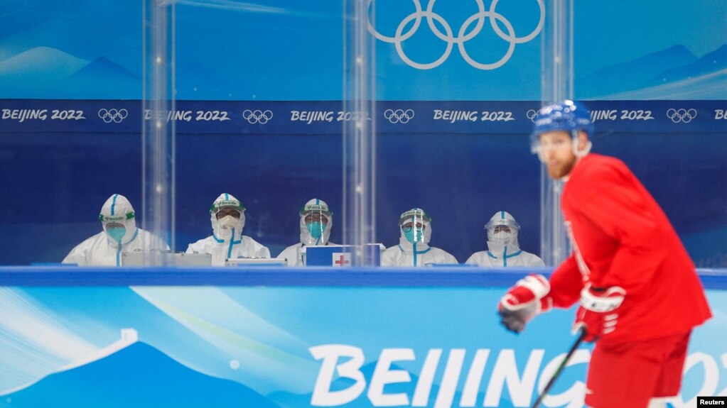 身穿防护服的中国医护人员在北京观看捷克冰球队练习。（2022年1月29日）(photo:VOA)