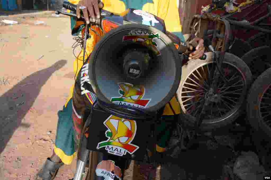 Ibrahim Sacko, un conteur-voyageur, fait le trou de Kayes sur sa moto pour sensibiliser ses concitoyens sur le virus Ebola. Son message le plus important est que les gens se lavent les mains, Kayes, Mali, le 6 novembre 2014. (Katarina Höije).