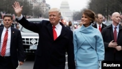Tân Tổng thống Mỹ Donald Trump và tân đệ nhất phu nhân Melania Trump trong cuộc diễu hành mừng Lễ Nhậm chức trên đại lộ Pennsylvania ở Thủ đô Washington, 20/1/2017.