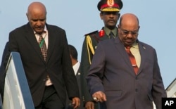 Sudan President Omar al-Bashir (R) arrives to attend an African Union summit, in Kigali, Rwanda, July 16, 2016.