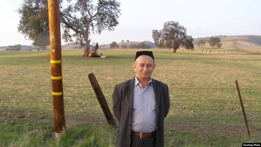 Arxitektor Qobiljon Muhammadjonov Kaliforniya shtatida universitet qurilishi uchun tanlangan yer maydoni oldida