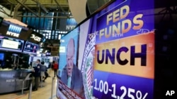 A layar televisi di lantai Bursa Saham New York menunjukkan keputusan Bank Sentral Amerika untuk suku bunga acuan Juli 26 2017. The Fed mempertahankan suku bunga acuan ditengah rendahnya inflasi.