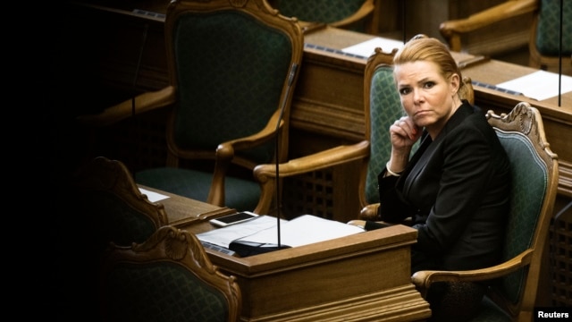 La Ministra de Inmigración e Integración de Dinamarca, Inger Stojberg, escucha el debate sobre la Ley de Joyería en el parlamento. La ley también demora la reunificación familiar de los migrantes.