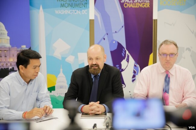 រូបឯកសារ៖ លោក​ ប៉ូ​ អេង ទីប្រឹក្សា Education USA ក្នុង​ស្ថានទូត​សហរដ្ឋ​អាមេរិក​ លោក Arend Zwartjes មន្រ្តី​ទំនាក់ទំនង​កិច្ច​ការ​សាធារណៈ​នៃ​ស្ថានទូត​សហរដ្ឋ​អាមេរិក​និង​លោក Christopher Degnan មន្រ្តី​គ្រប់គ្រង​គម្រោង​ក្នុង​តំបន់​អាស៊ី​អាគ្នេយ៍​នៃ​ក្រសួង​ការបរទេស​អាមេរិក​ថ្លែង​ទៅកាន់​អ្នកសារព័ត៌មាន​ អំឡុង​ការ​សម្ពោធ​មជ្ឈមណ្ឌល​អាមេរិកាំង​ដែល​ស្ថិត​នៅ​ក្នុង​ស្ថានទូត​សហរដ្ឋ​អាមេរិក​ក្នុងរាជធានី​ភ្នំពេញ​ ​ប្រទេស​កម្ពុជា។ (ទុំ ម្លិះ/VOA)