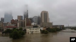 Aguas de la tormenta tropical Harvey desbordan el brazo pantanoso Búfalo en el centro de Houston, Texas. 28/8/17.