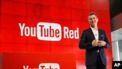 Robert Kynch, chef de l'exploitation de YouTube, parle lors de la présentation de «YouTube Network», un nouveau service d'abonnement sur YouTube Space, Los Angeles, 21 octobre 2015. Le service combine des annonces gratuites, nouvelle série originale et de