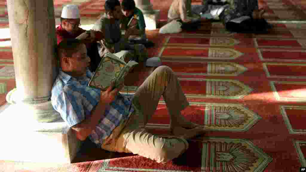 Wakati wakisoma Quran katika msikiti wakati wa mwezi wa Ramadhan mjini Cairo, Misri, June 18, 2015. REUTERS/Asmaa Waguih - RTX1H5IE