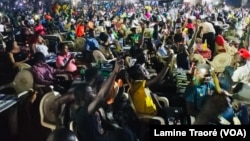 De nombreux festivaliers en train de profiter des rythmes africains, à Ouagadougou, le 5 avril 2021. 