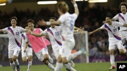 런던 올림픽 한국 남자 축구대표팀이 4일 8강전에서 영국에 승리한 뒤 환호하고 있다.