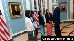 အမေရိကန်နိုင်ငံခြားရေးဝန်ကြီးနဲ့ မြန်မာအမျိုးသမီးကိုယ်စားလှယ်အဖွဲ့ 