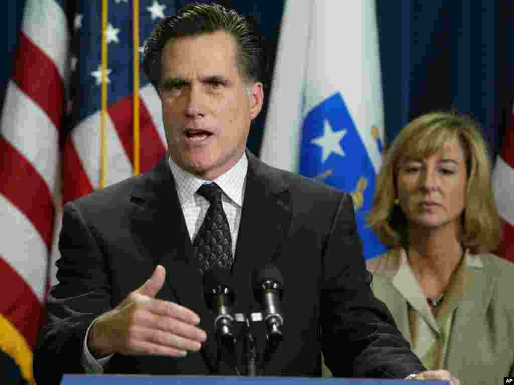 Mitt Romney s&#39;adressant aux journalistes, le 18 novembre 2003, &agrave; Boston apr&egrave;s la d&eacute;cision de la Cour supr&ecirc;me du Massachusetts d&eacute;clarant inconstitutionnelle une loi du Massachusetts interdisant le mariage homosexuel 