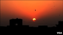 کراچی کے افق سے غائب ہوتا سال دو ہزار چودہ کا آخری سورج