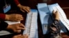 Les membres de la commission électorale afghane procèdent au dépouillement des bulletins de vote à Kaboul (Afghanistan), le 28 septembre 2019.REUTERS / Mohammad Ismail