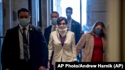 La Présidente de la Chambre, Nancy Pelosi, de Californie, arrive au Capitole, le jeudi 23 avril 2020, à Washington. (AP Photo/Andrew Harnik)