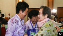 지난 20일 금강산호텔에서 열린 남북 이산가족 단체상봉 행사에서 남측 한신자(99) 씨가 북한에서 살고 있는 딸 김경실(72), 경영(71) 씨와 재회했다.