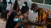 Une infirmière administre un vaccin anti-Covid à une patiente à Banjul, Gambie, le 23 septembre 2021. 