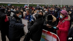 北京市民星期一等候接受新冠病毒核酸检测。（2022年1月24日）