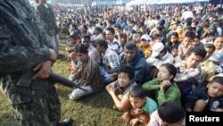 Tentara Thailand menjaga para pengungsi Burma di kota perbatasan Mae Sot (foto: dok). Human Rights Watch menuduh Thailand menelantarkan para pengungsi Burma di perbatasan. 