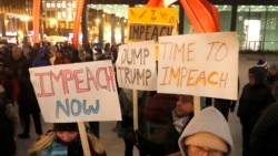 Una multitud en el centro de Chicago protestó contra el presidente Donald Trump el martes 17 de diciembre de 2019.